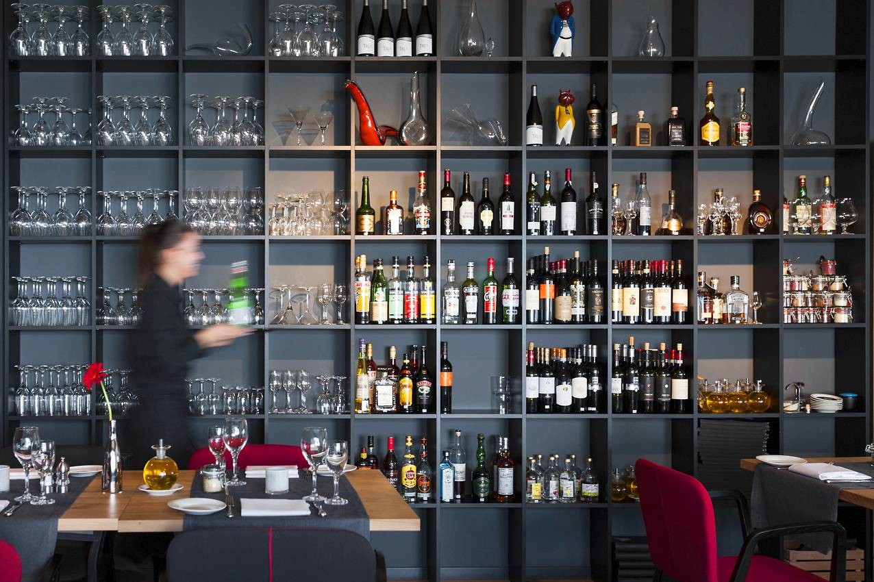 Bar und Weinregal im Restaurant Felderbock